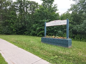 affiche de parc naturel devant des arbres